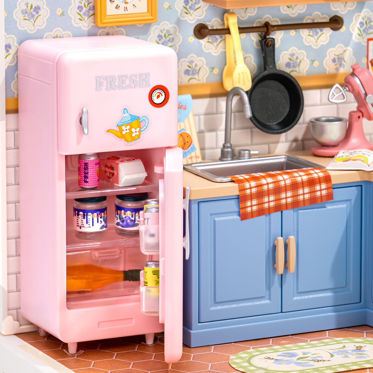 Rolife Homely Baking Kitchen Miniature House DWS08B DIY miniature house kit, top-down view of layout and arrangement