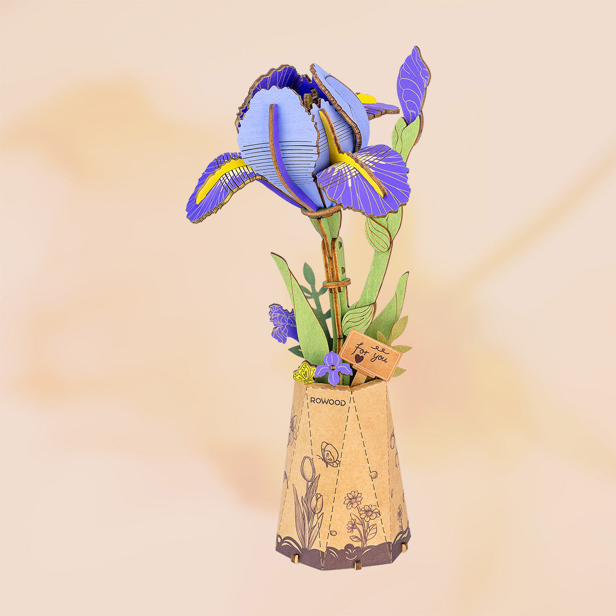 Rowood DIY-Holzblumen-Bausatz Lila Iris TW121: die fertige Irisblüte mit strukturierter Kegelvase in der Seitenansicht