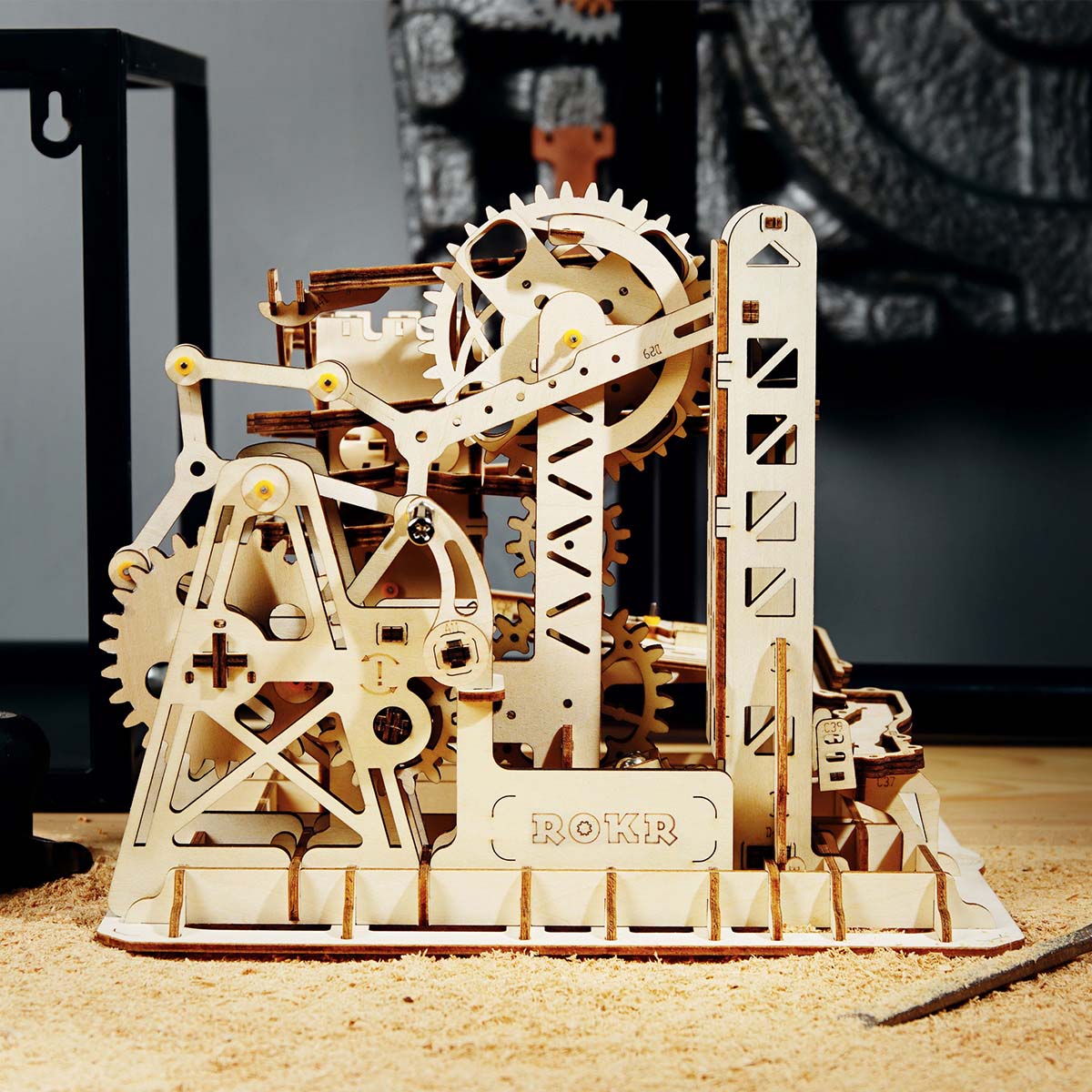ROKR Marble Climber Fortress LG504: Nahaufnahme von großem Zahnrad, Kurbelarm und lasergraviertem Markenzeichen