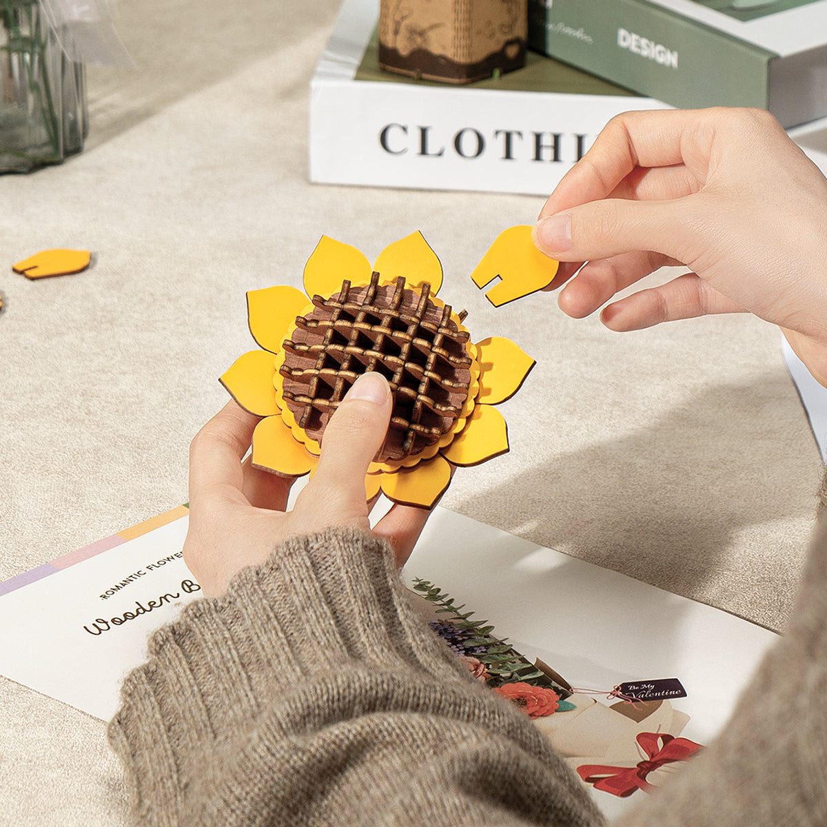 Das Rowood Sonnenblumen-Holzpuzzle wird von Hand zusammengesetzt, mit gelben Blütenblättern rund um eine braune Mitte.