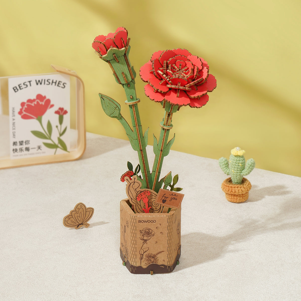 Rowood Holzblumenstrauß TW01H 3D-Holzpuzzle, Hände beim Zusammensetzen lasergeschnittener Holzteile