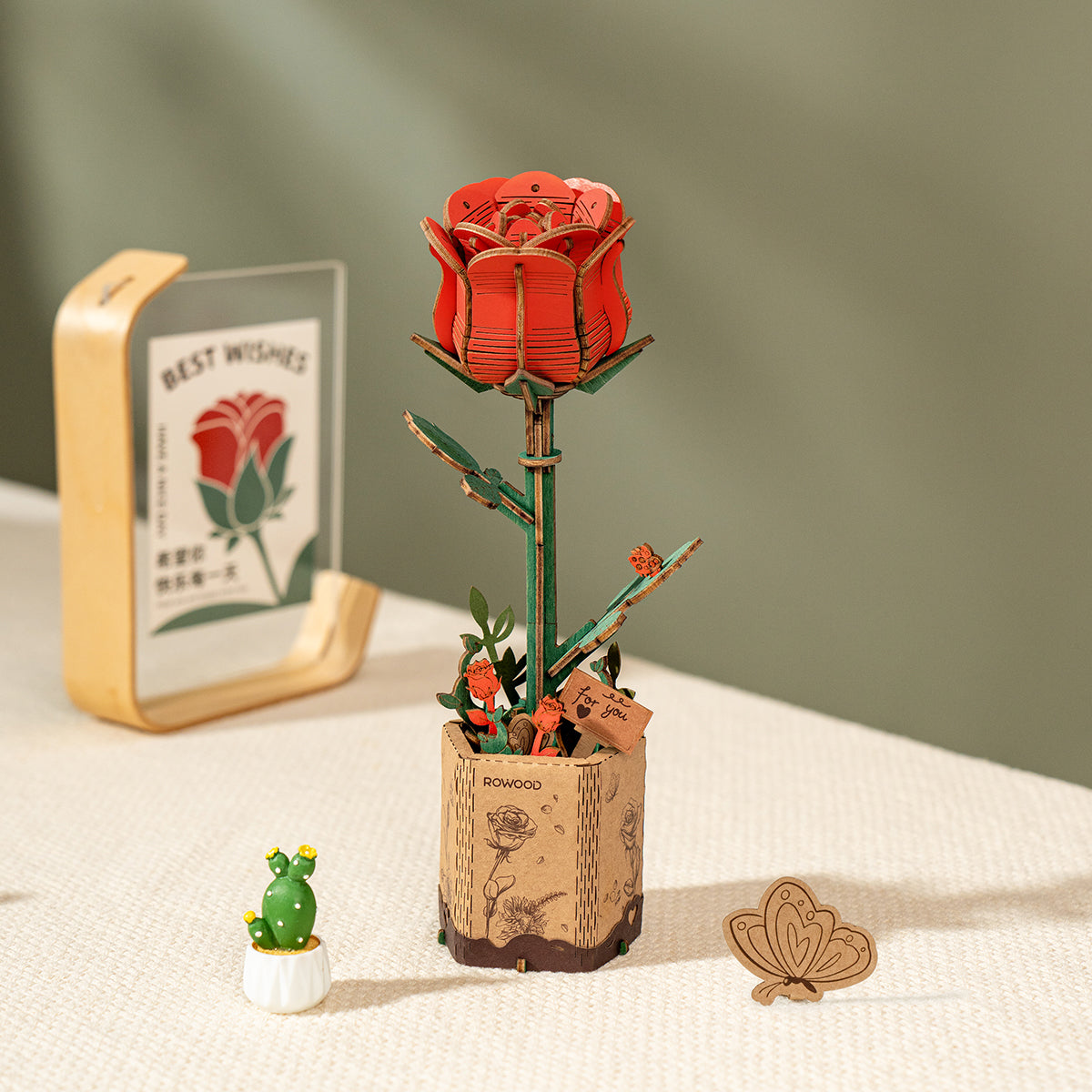 Rowood Holzblumenstrauß TW01H 3D-Holzpuzzle, Lifestyle-Szene auf einem Holzschreibtisch