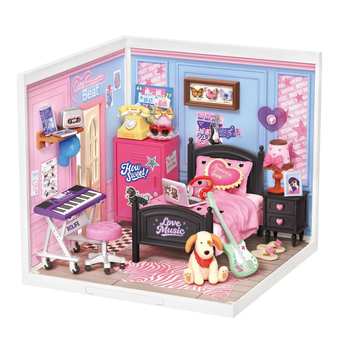 Rolife-Miniatur-Schlafzimmer mit rosa und blauen Wänden, schwarzem Bett mit rosa Bettwäsche, Keyboard auf einem Ständer, rosa Spind, Gitarre, Hundefigur und Musikdeko.