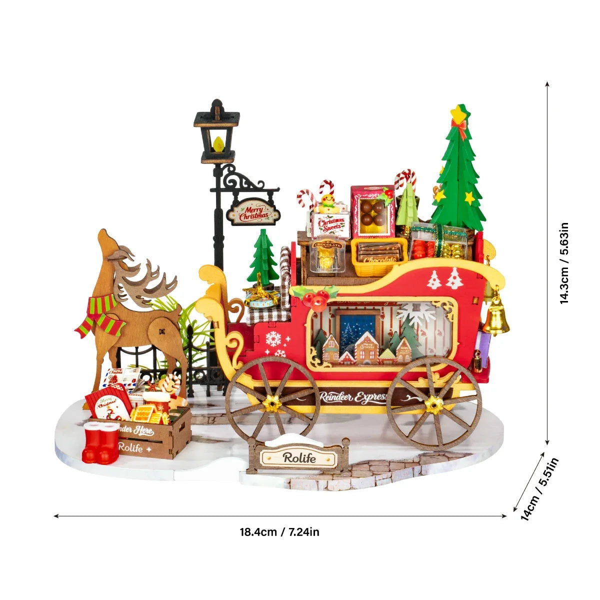 Rolife-Miniatur mit Holzrentier und rotem Schlitten, Maße: 18,4 cm / 7,24 in breit, 14 cm / 5,5 in tief und 14,3 cm / 5,63 in hoch.