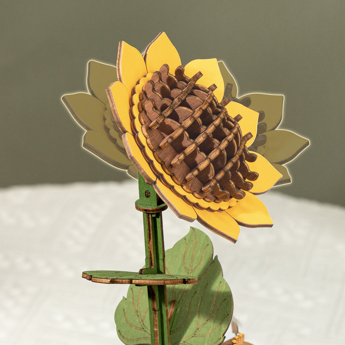Das Rowood Sonnenblumen-Holzmodell steht aufrecht, mit geschichteten gelben Blütenblättern und grünen Blättern.