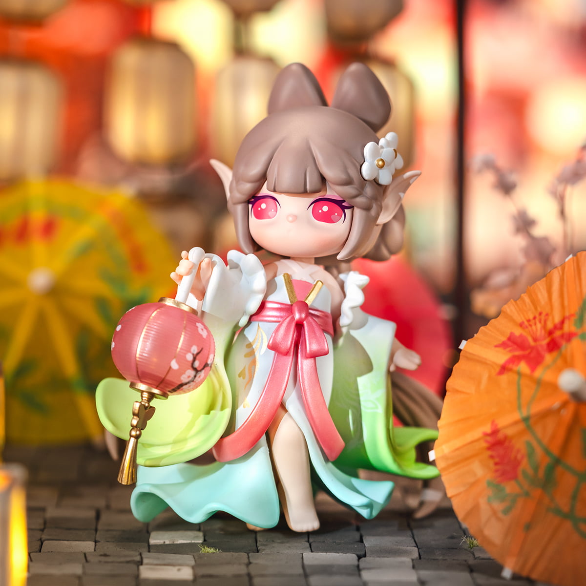 Rolife Suri Lingfeng Town doll stands in a pink outfit holding a green lantern.
