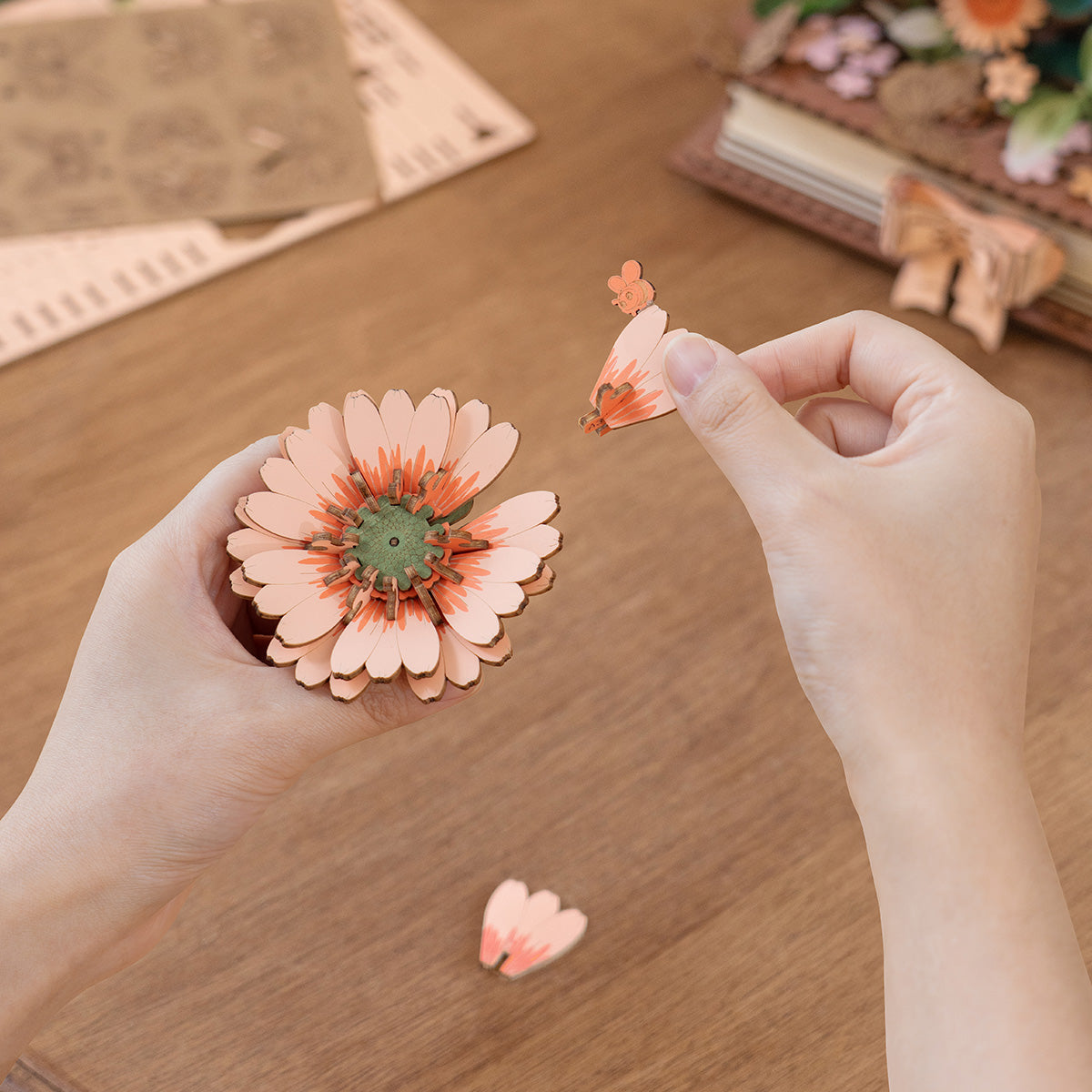Rowood Wooden Blooming Book Flower Bouquet 3D Puzzle TW04H 3D wooden flower puzzle, detail of decorative elements and finish