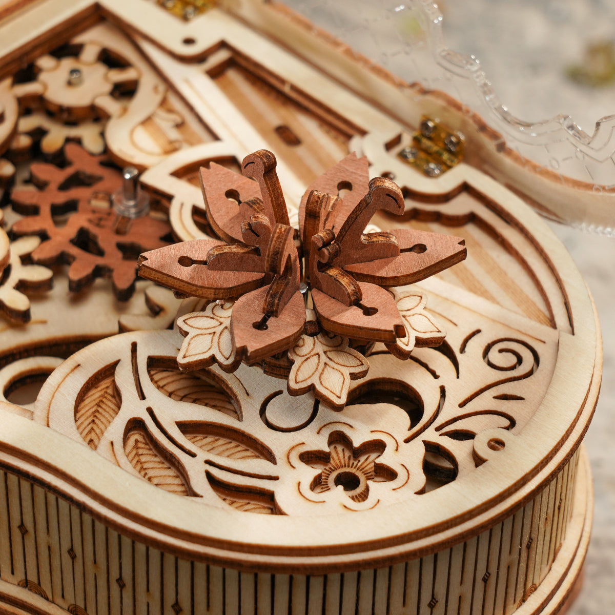 ROKR Magic Piano AMK81 wooden music box close up of the spinning wooden flower figurine inside the crystal clear acrylic dome lid