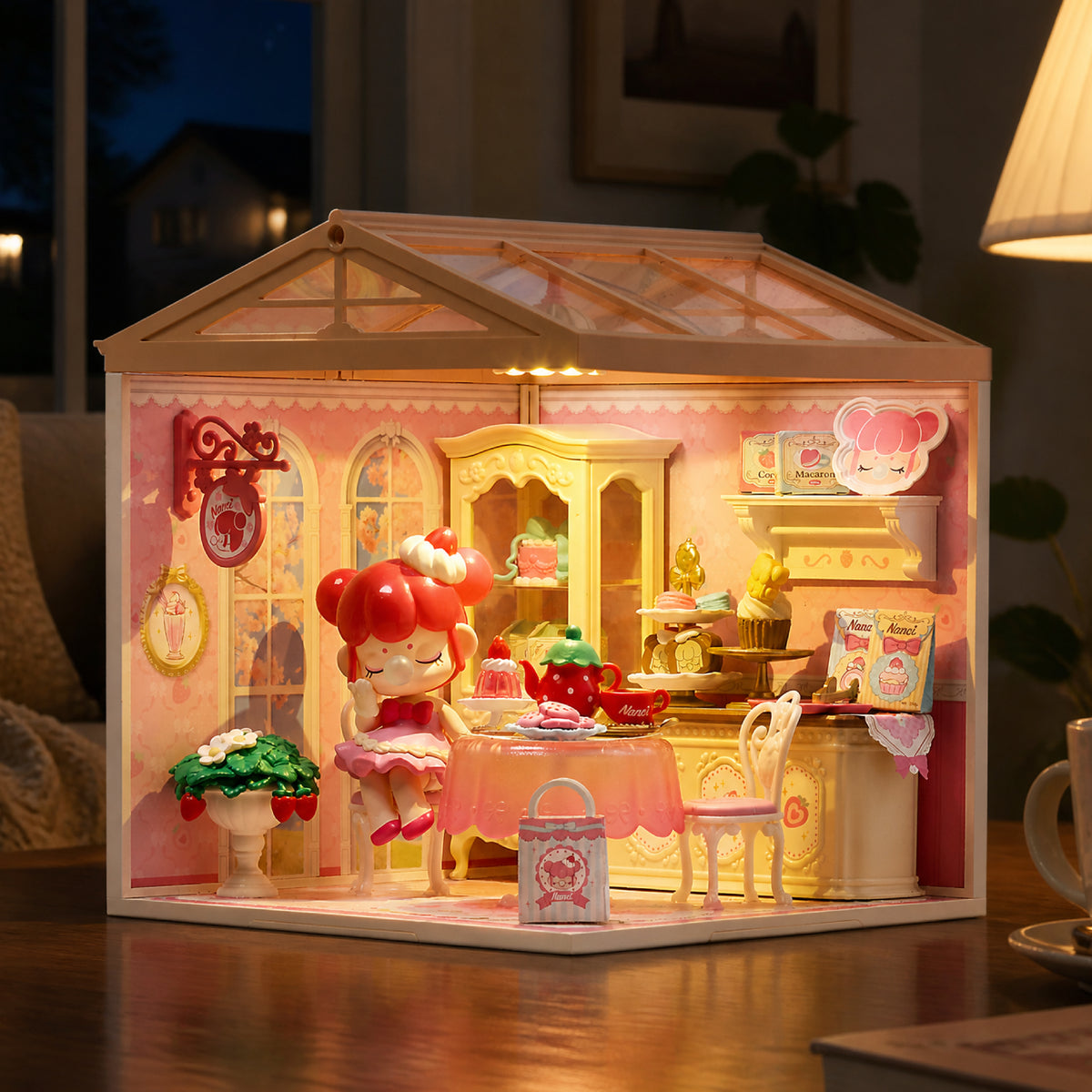 Rolife Nanci Strawberry Teatime Super Creator, beleuchtete Szene mit dem ausgestellten Modell