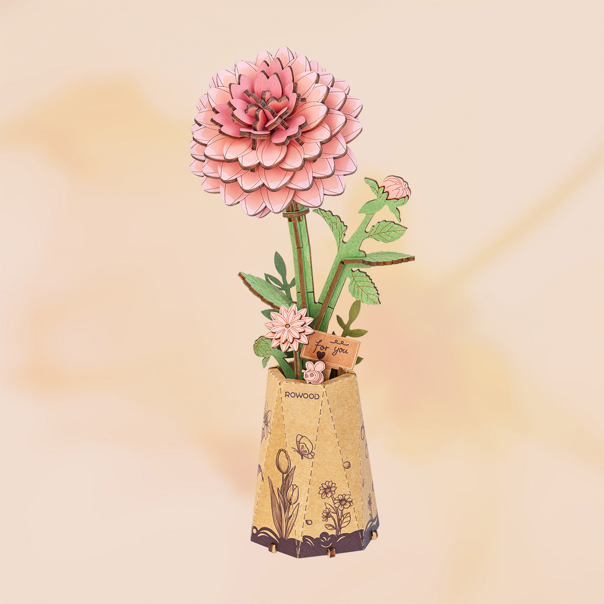 Rowood DIY-Holzblumen-Bausatz Rosa Dahlie TW131: die fertige Blüte mit kegelförmiger Vase aus Naturholz in Schrägansicht
