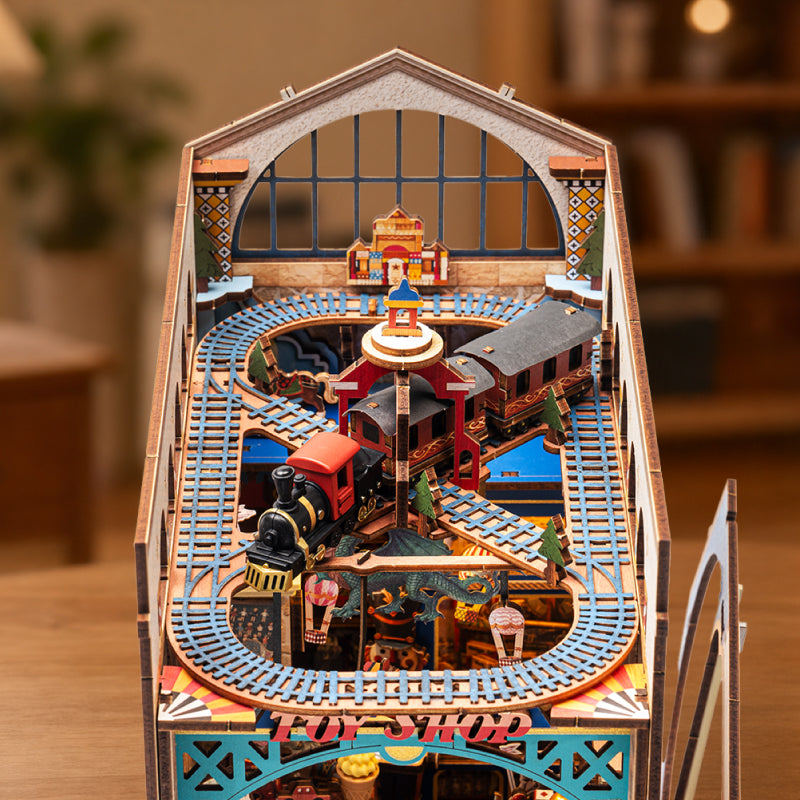 Ein Zug über dem Spielzeugladen