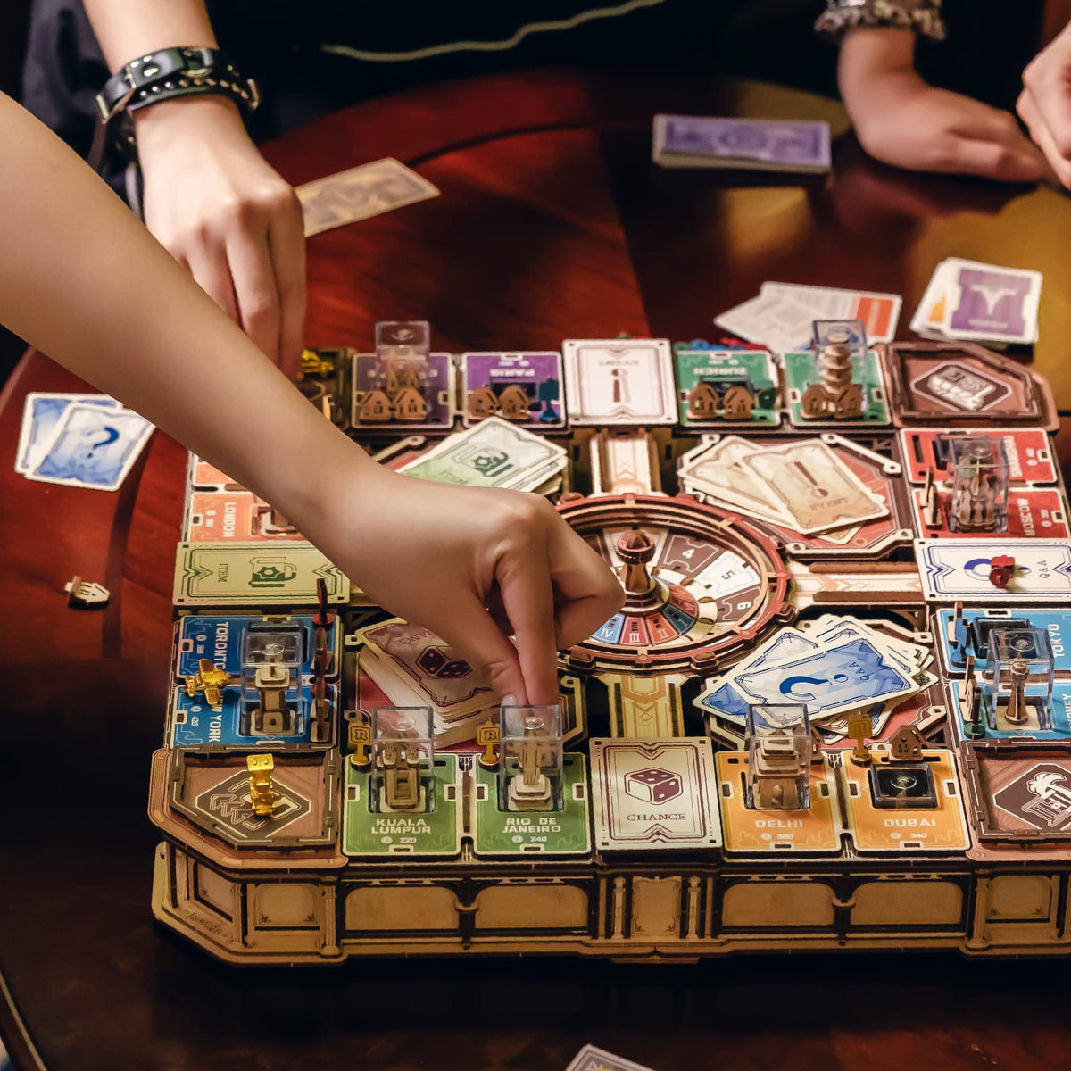 Ein klassisches Brettspiel zum Handel mit Immobilien mit Städten aus der ganzen Welt.