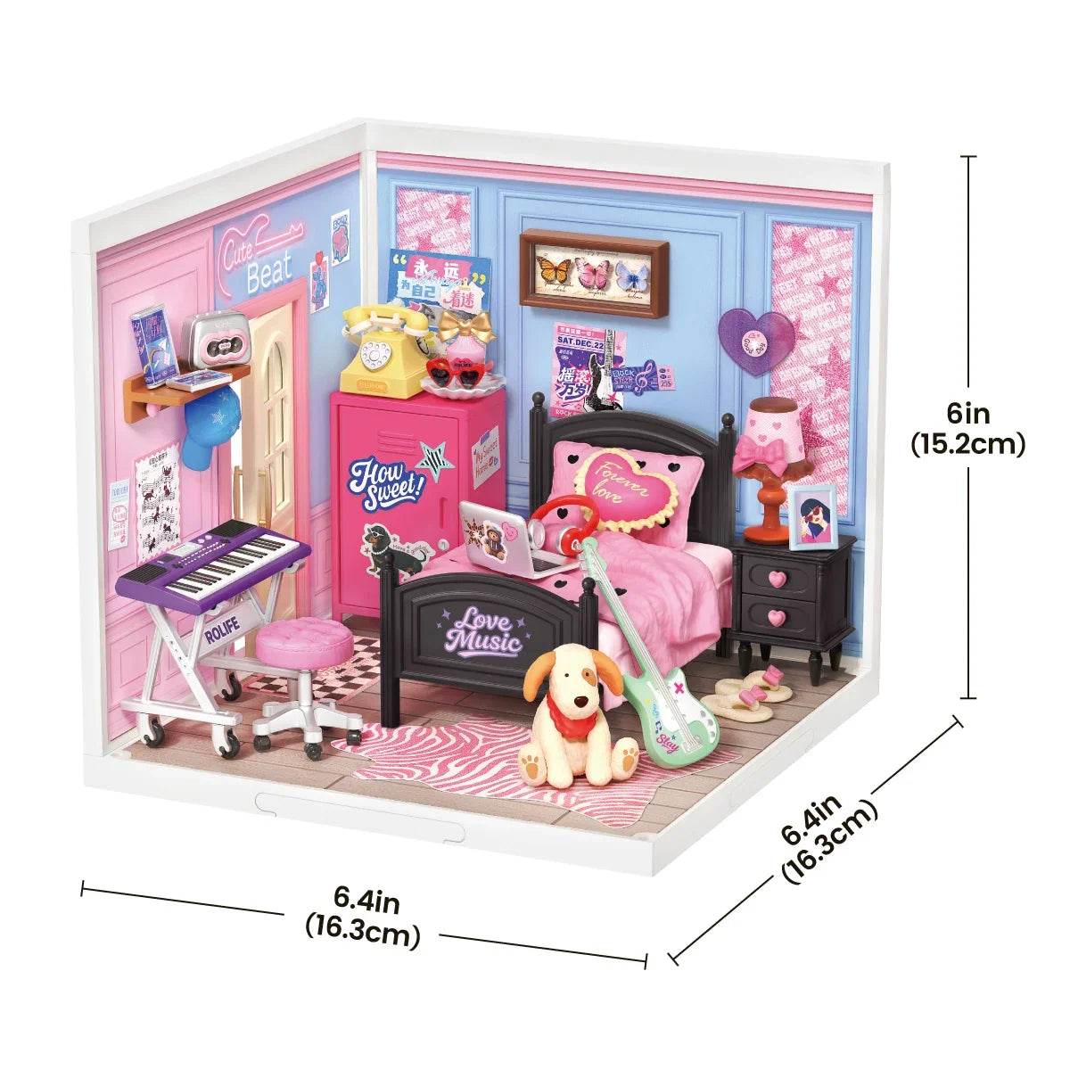 Rolife-Miniatur-Schlafzimmer mit Maßangaben: 6 in (15,2 cm) Höhe, 6,4 in (16,3 cm) Breite und 6,4 in (16,3 cm) Tiefe.