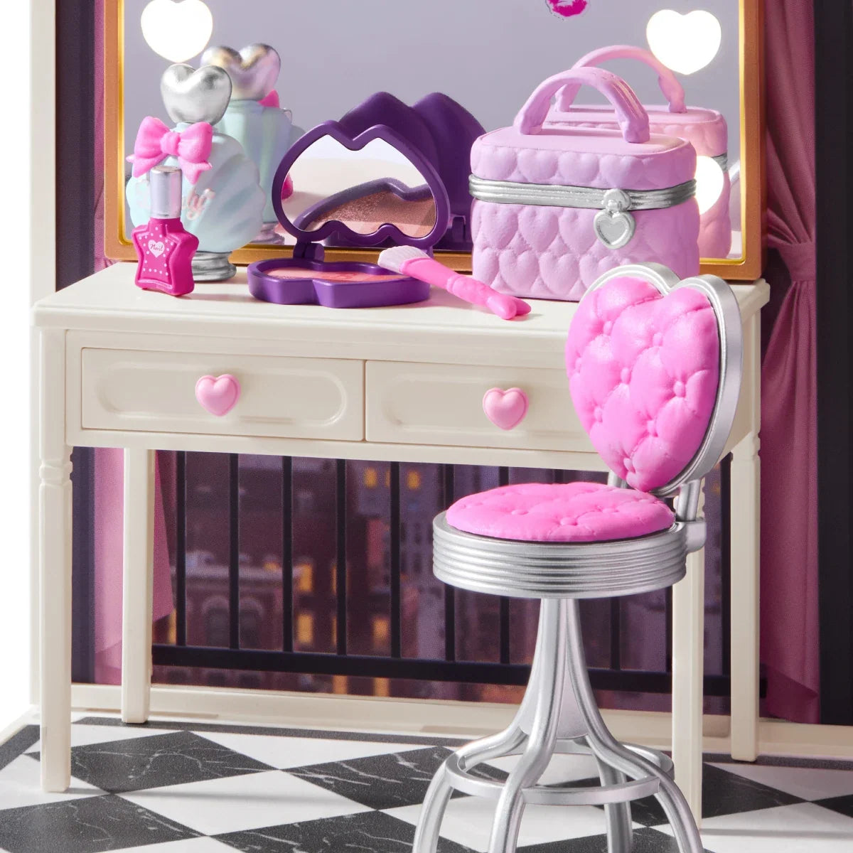 Nahaufnahme eines weißen Miniatur-Schminktischs mit herzförmigem Hocker, rosa Kosmetik, Spiegel und Schachbrettboden.