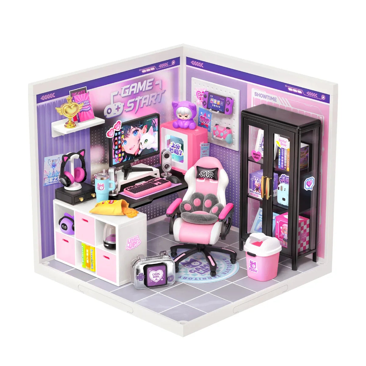 Miniatur-Gaming-Zimmer mit rosa-weißem Gaming-Stuhl, Schreibtisch, Monitor, schwarzer Vitrine und rosa Aufbewahrungsmöbel auf Fliesenboden.