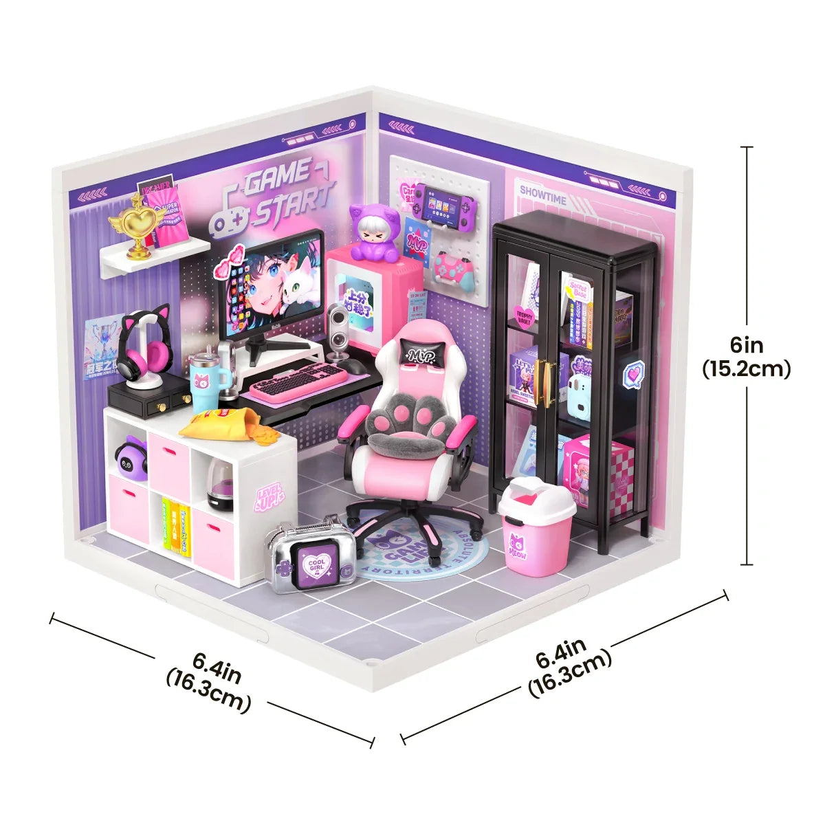 Miniatur-Gaming-Zimmer mit Maßangaben: 6,4 in (16,3 cm) Breite, 6,4 in (16,3 cm) Tiefe und 6 in (15,2 cm) Höhe.