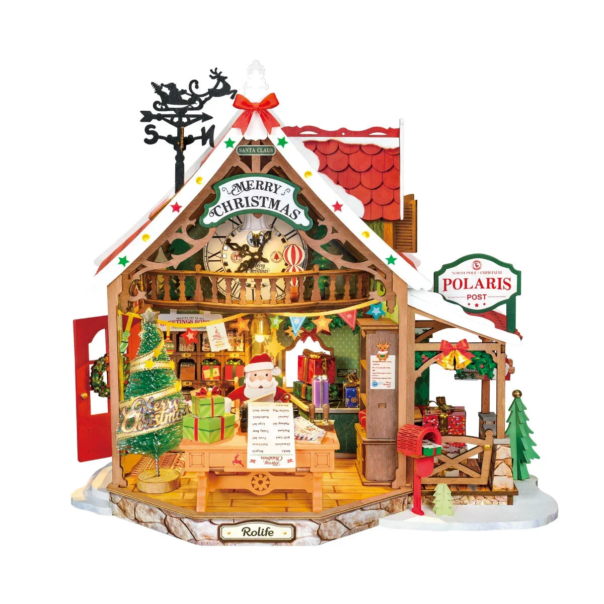 Hölzernes Rolife-Weihnachtspostamt im Miniaturformat mit rotem Dach, Weihnachtsmann am Schreibtisch, geschmücktem Baum, rotem Briefkasten, Polaris Post Schild und Rolife-Namensschild vor weißem Hintergrund.
