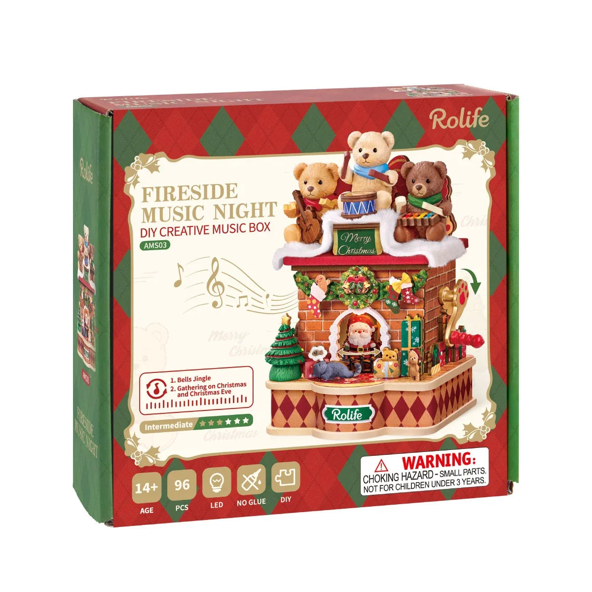 Verpackungsbox der Rolife Fireside Music Night DIY-Spieluhr mit rot-grünem Rautenmuster und drei musizierenden Teddybären über einem Ziegelkamin mit Weihnachtsmann, Baum und Geschenken; 96 Teile, LED, ohne Kleber, Altersangabe 14+.