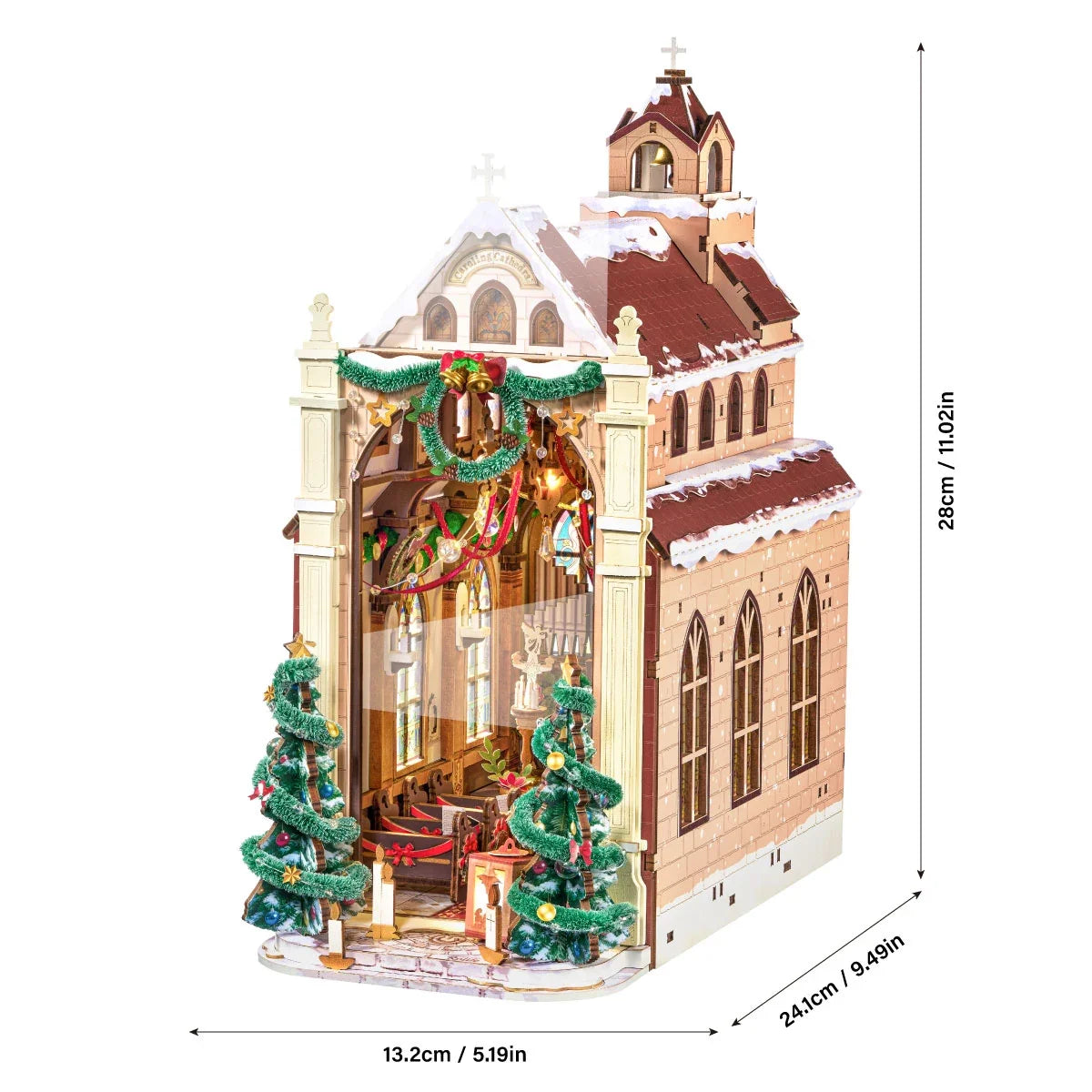 Rolife-Weihnachtskathedrale im Miniaturformat in Schrägansicht, Maße: 13,2 cm / 5,19 in breit, 24,1 cm / 9,49 in tief und 28 cm / 11,02 in hoch.