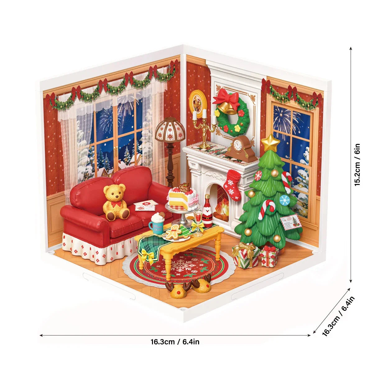 Rolife-Miniaturdiorama eines Weihnachtswohnzimmers mit rotem Sofa, Teddybär, Kamin, geschmücktem Baum und Geschenken; 16,3 cm / 6,4 in breit, 15,2 cm / 6 in hoch und 16,3 cm / 6,4 in tief.